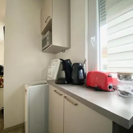 Apartment Clara - Proche Gare Et Aeroport, Balcon