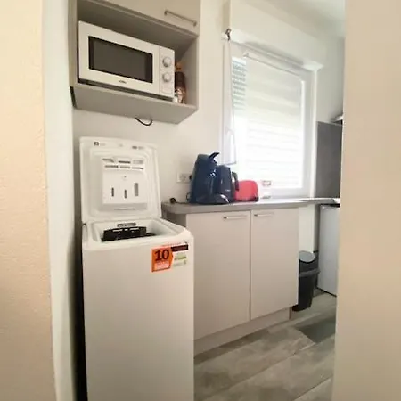 Clara - Proche Gare Et Aeroport, Balcon アパート