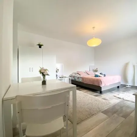 Clara - Proche Gare Et Aeroport, Balcon アパート