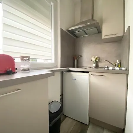 Clara - Proche Gare Et Aeroport, Balcon アパート サン・ルイ