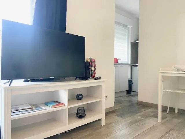 Clara - Proche Gare Et Aéroport, Balcon Apartamento