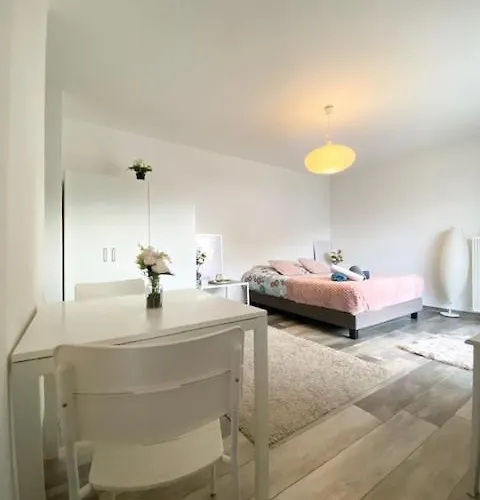 Clara - Proche Gare Et Aéroport, Balcon Apartamento
